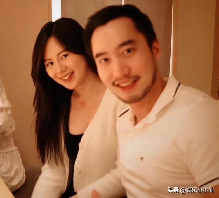 赖弘国晒娃，分享家庭聚餐合影，妻子是空姐，颜值不输阿娇