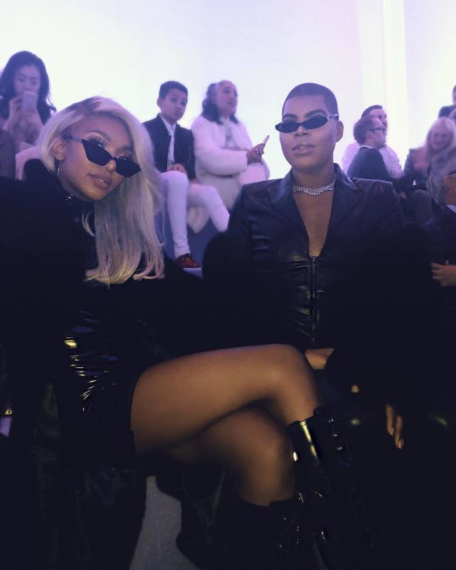 魔术师约翰逊与儿子照片,约翰逊魔术师儿子露腿