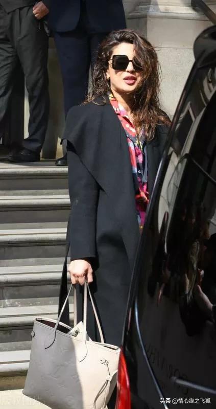 朴雅卡乔普拉格纹裙 (朴雅卡乔普拉图时装照)