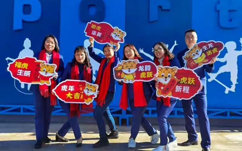 开学季校园展示打卡,开学啦冰墩墩小学生积极向上图片