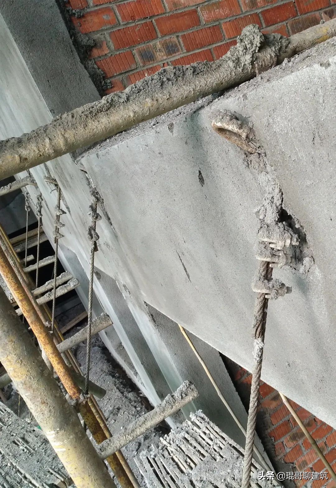 新型悬挑架全套图纸大全集,新型悬挑架半预埋和穿墙哪个安全