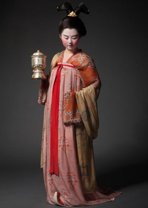 头钗朱玉拥玫瑰，身有红衣绣凤凰：看唐代女性婚服发展及现世影响