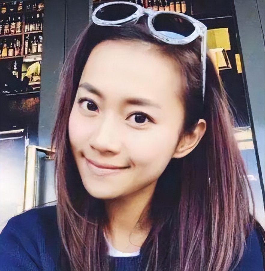 脖子青筋暴起、胸部瘦成排骨，这8位女明星的审美太畸形了