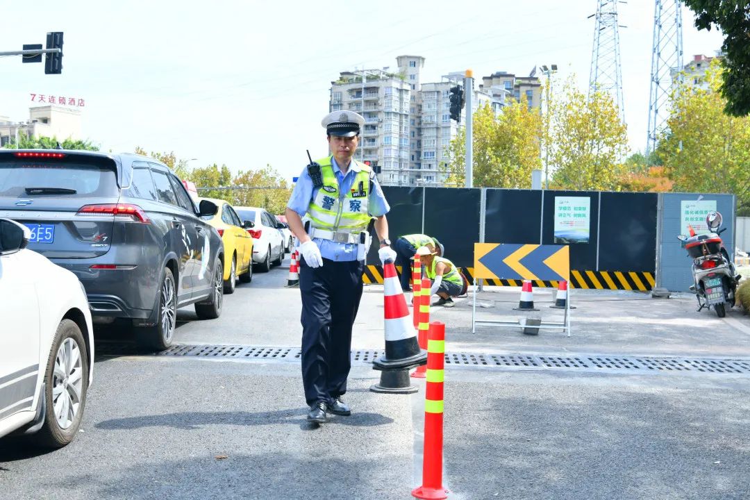 致敬重庆高温下的坚守者,致敬交警烈日下的坚守