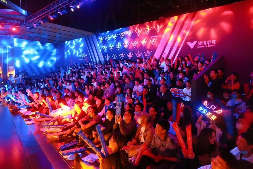 当古镇迎来了玩手游的年轻人,当古镇遇到了玩手游