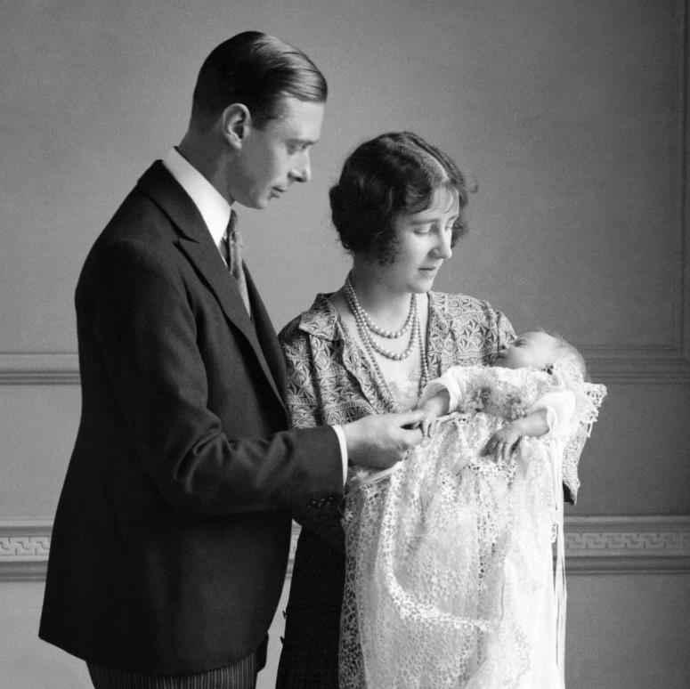 九十六张照片回顾英国女王的一生 (96张图看完英国女王的一生)