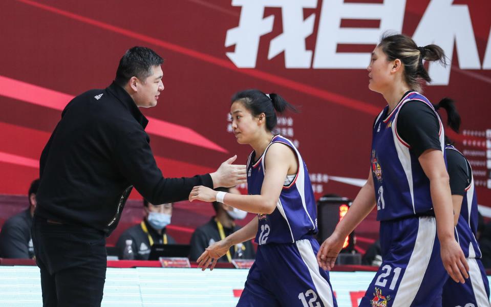 降级、输球、核心离队,*疆新**4支职业球队的2021年