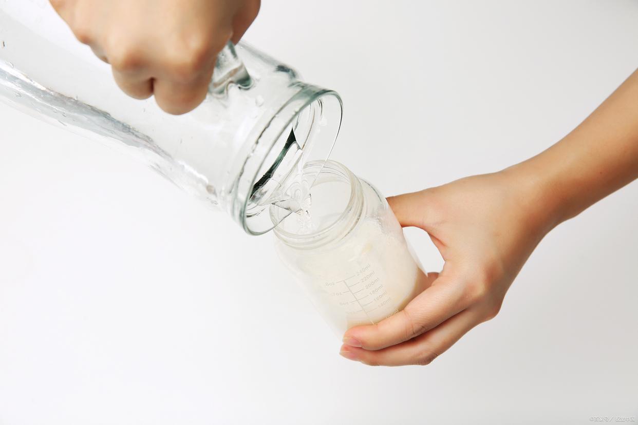 宝宝的奶瓶用开水烫一下就可消毒,开水烫一下奶瓶害了多少孩子