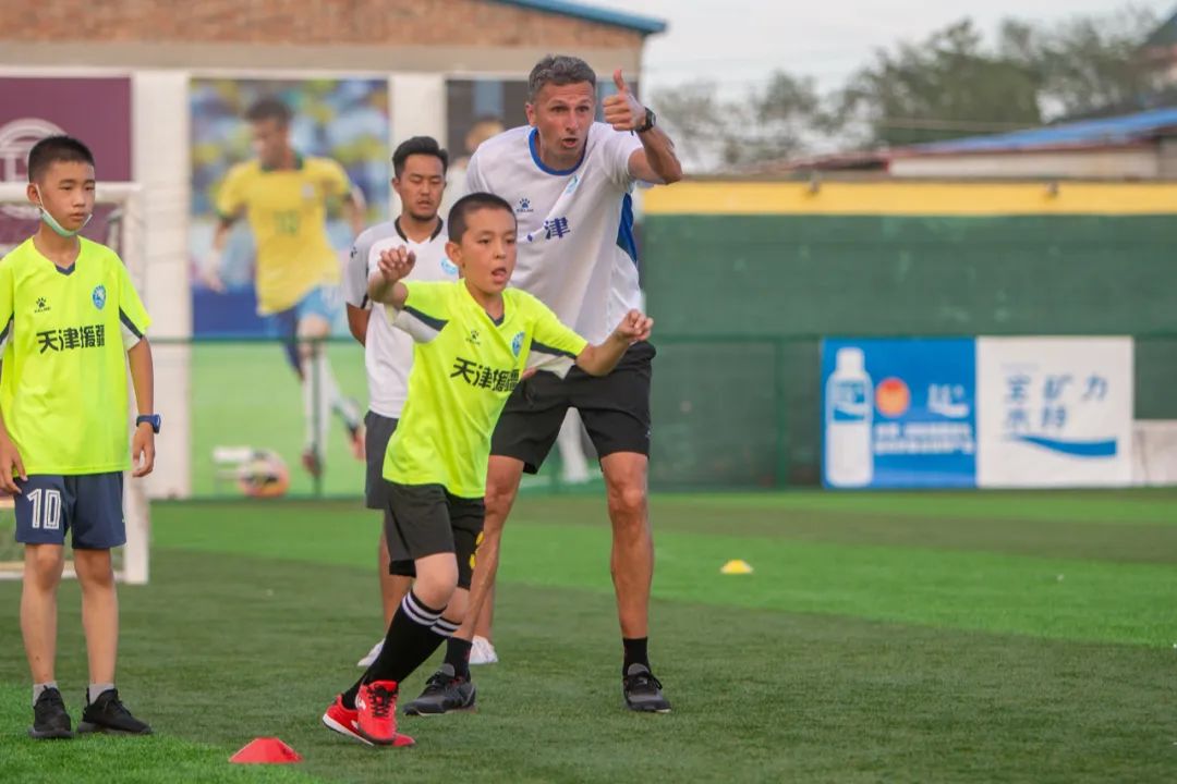 “十城带百县”助力乡村振兴|*疆新**和田足球小巴郎感受天津足协外教训练指导现场观战津超赛事