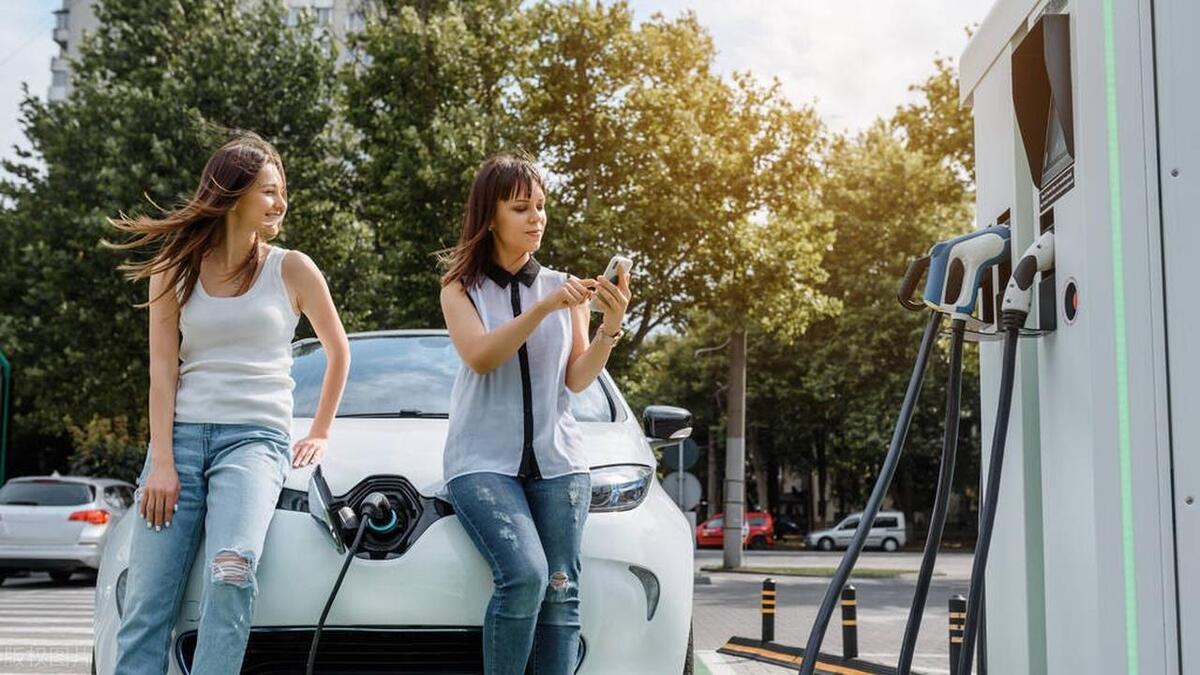 上班族选电车还是油车,平常开的比较多买电车还是油车