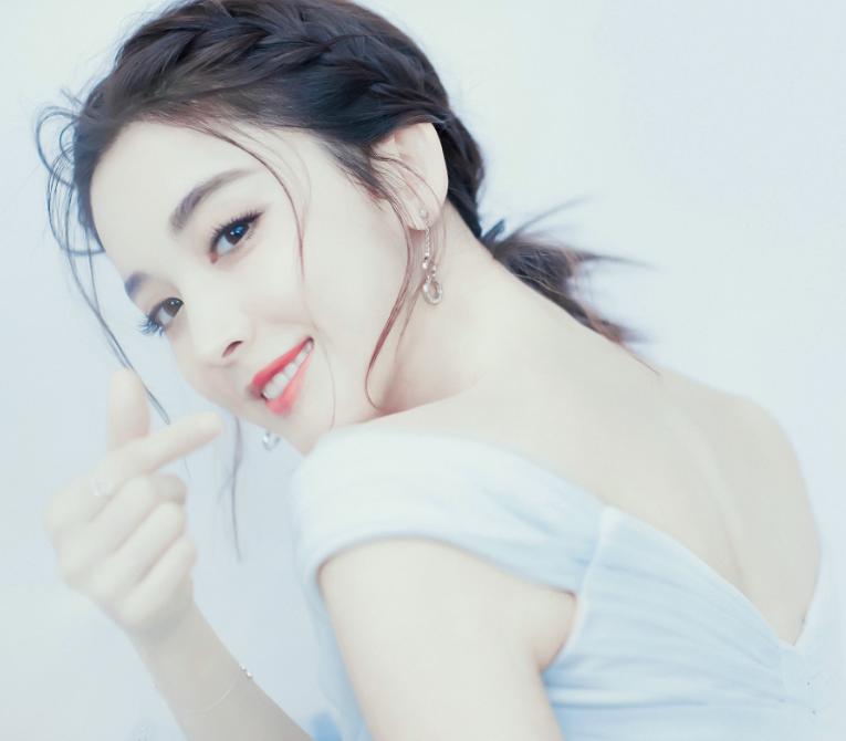 赵丽颖喝水事件恰似管中窥豹，映射多少女性“难以启齿”的秘密