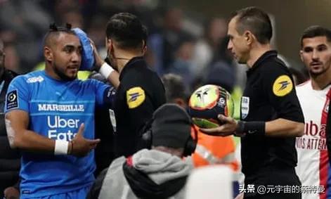 梅西球场事件,梅西足球先生事件