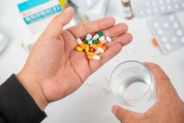 坚持30天每天喝一瓶啤酒会发生啥,每晚喝一瓶啤酒就睡觉有没有伤害