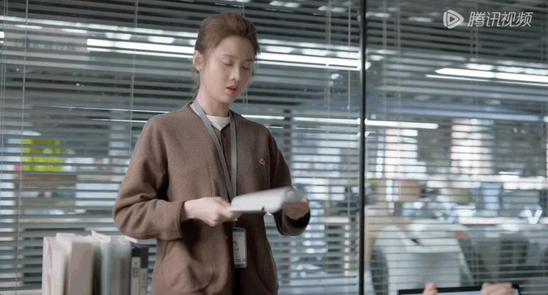 姐妹互扯头花啥意思 (男团互扯头花)