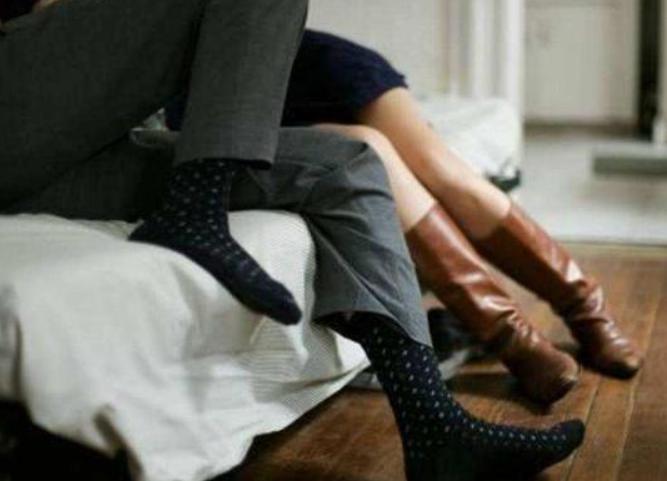 2016年已婚女子在网上“乱搞”，关系混乱疑似染病，被人丢下高楼