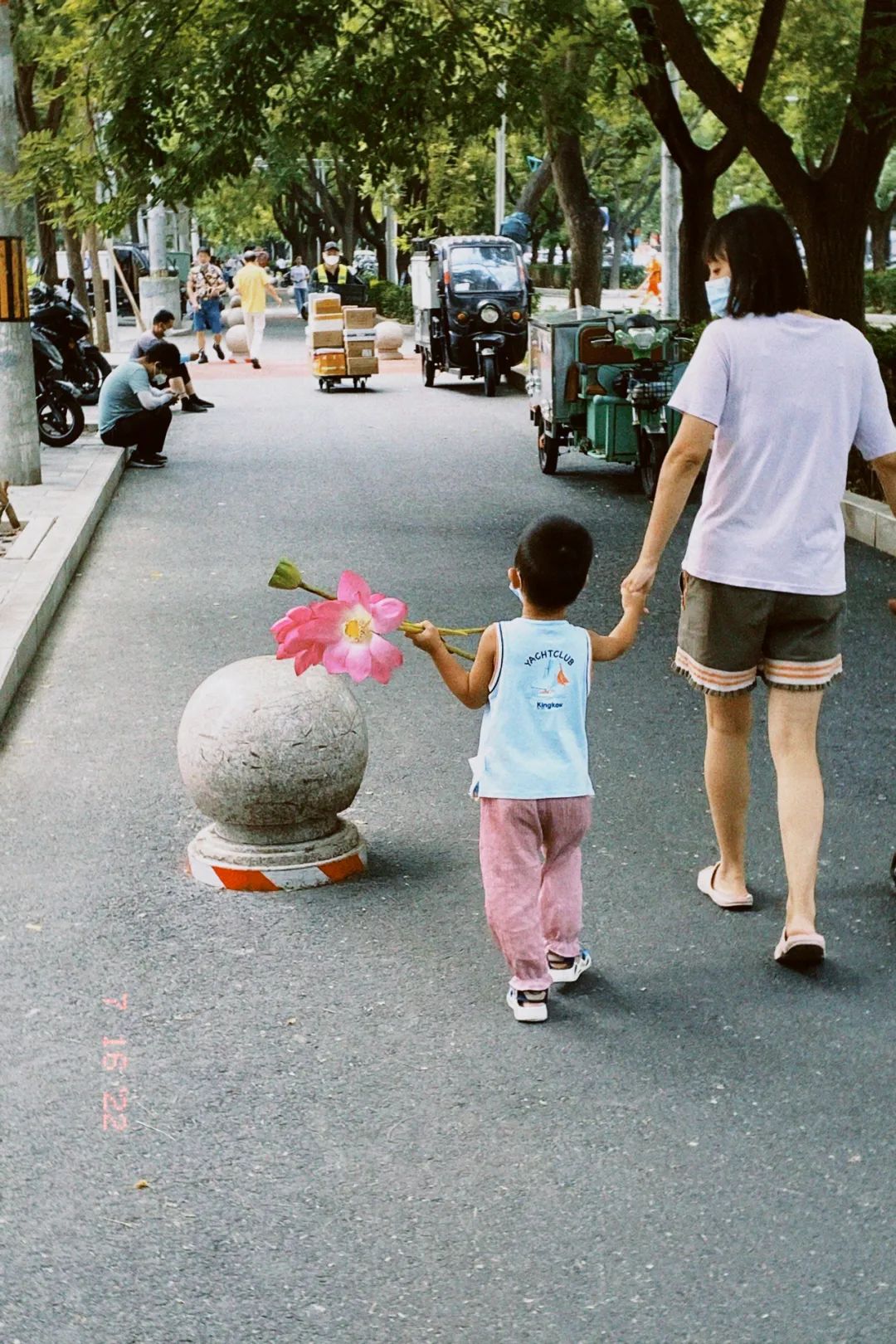 7月份人来人往街道,7月北京人山人海