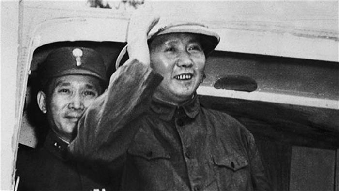 《重庆谈判》30年：纪念毛主席百年诞辰，古月和孙飞虎同框出演