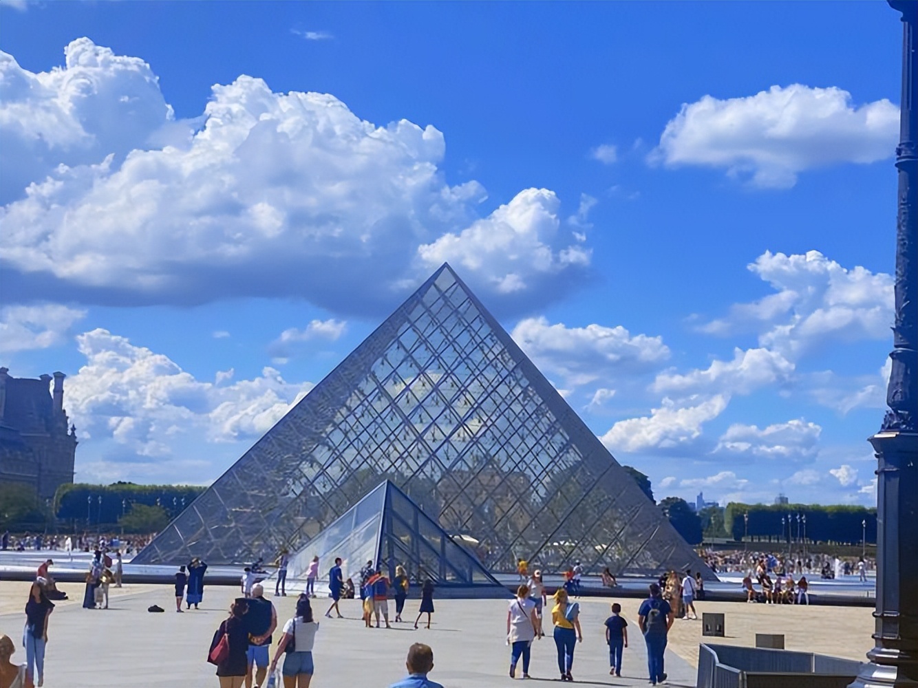 卢浮宫在历史上经历了怎样的改造？它在法国有怎样的地位？