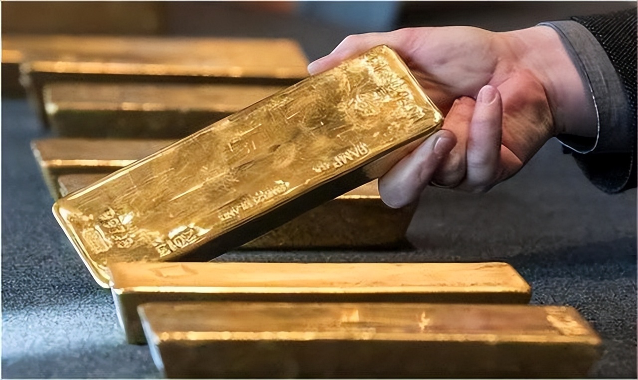 17年英国大叔买旧坦克，意外发现油箱藏50斤黄金，报警后全被拿走