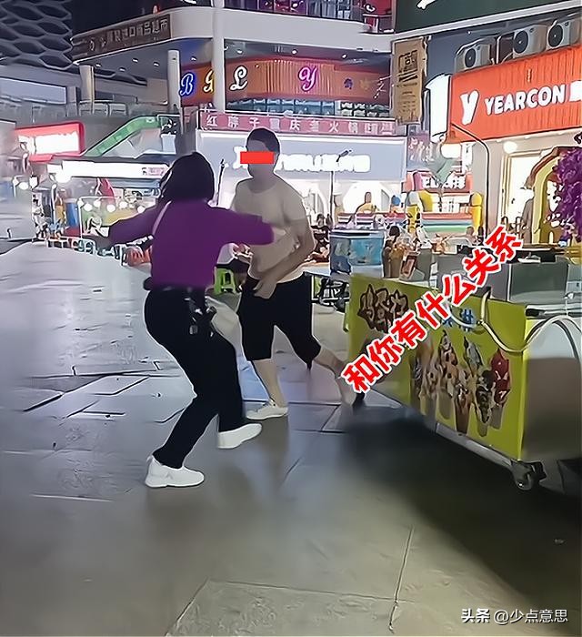 女子街边买小吃被坑,女孩在路边摊卖小吃