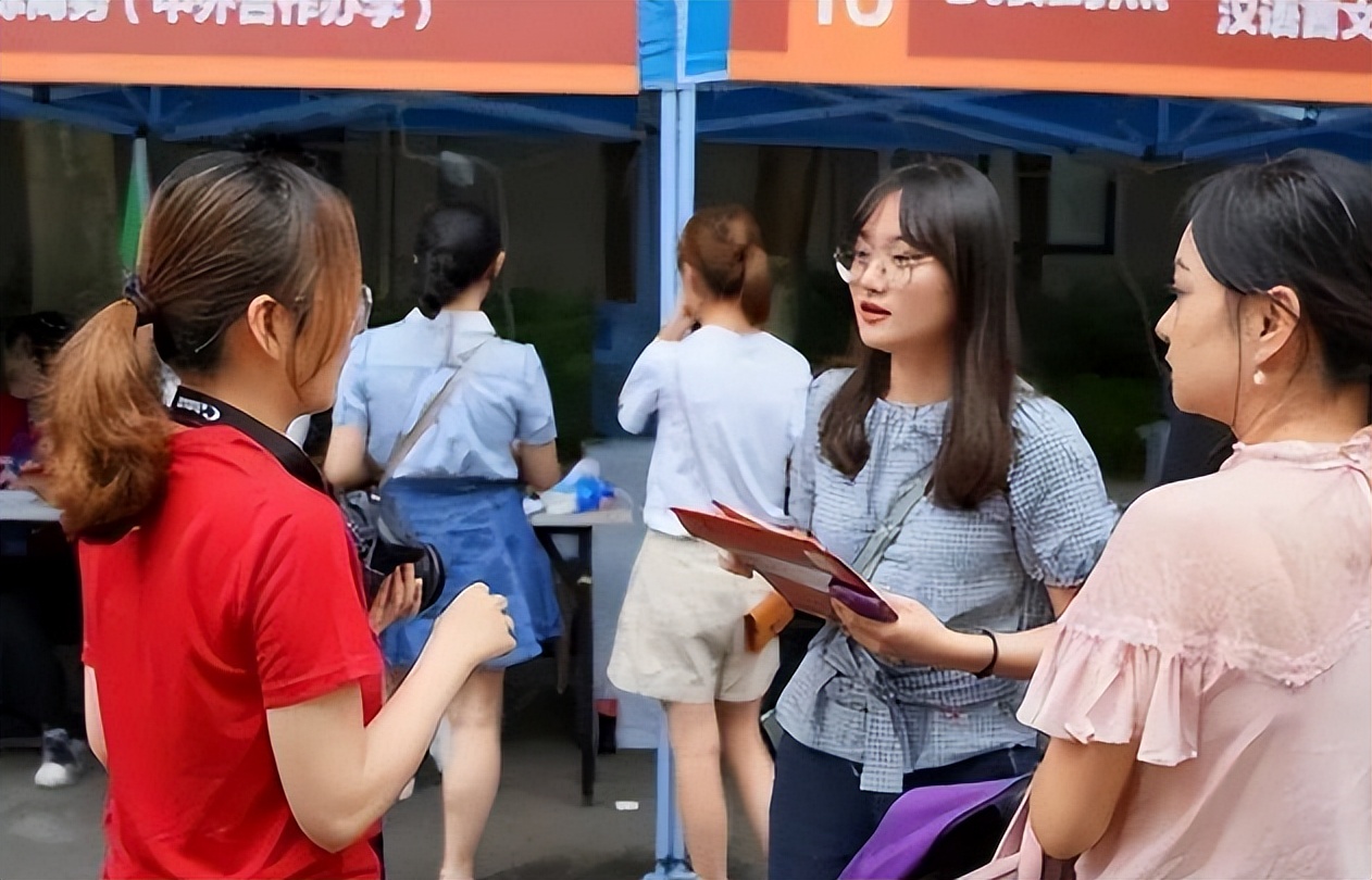 同一所大学一本和二本待遇一样吗,一本二本学生在同一学校有区别吗