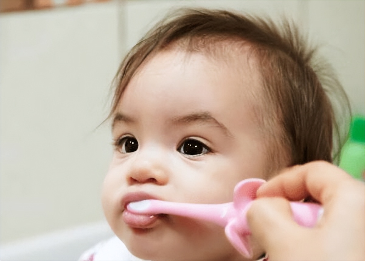 儿童刷牙必须用儿童牙刷吗,孩子用电动牙刷好还是手动刷牙好