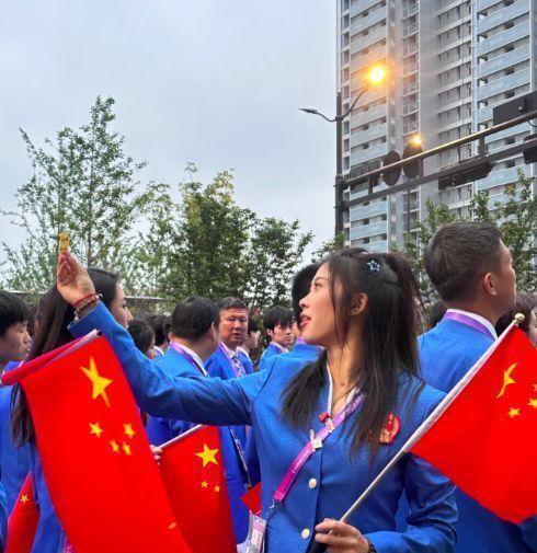 吴艳妮被偶遇，生图身材魁梧壮实，戴大颗粒钻石项链很奢华