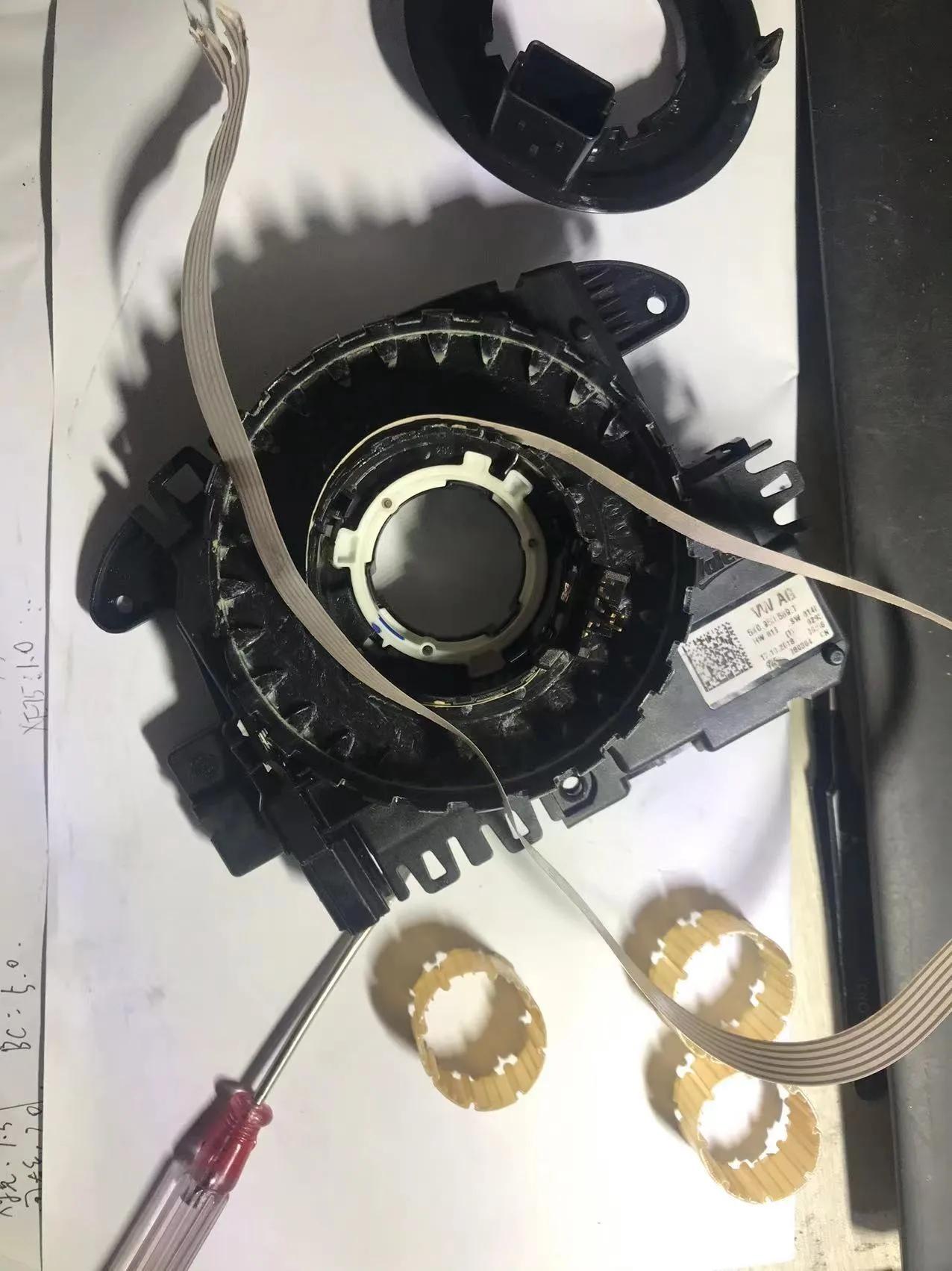 方向盘按键失灵气囊喇叭正常,喇叭不响气囊灯亮是怎么回事