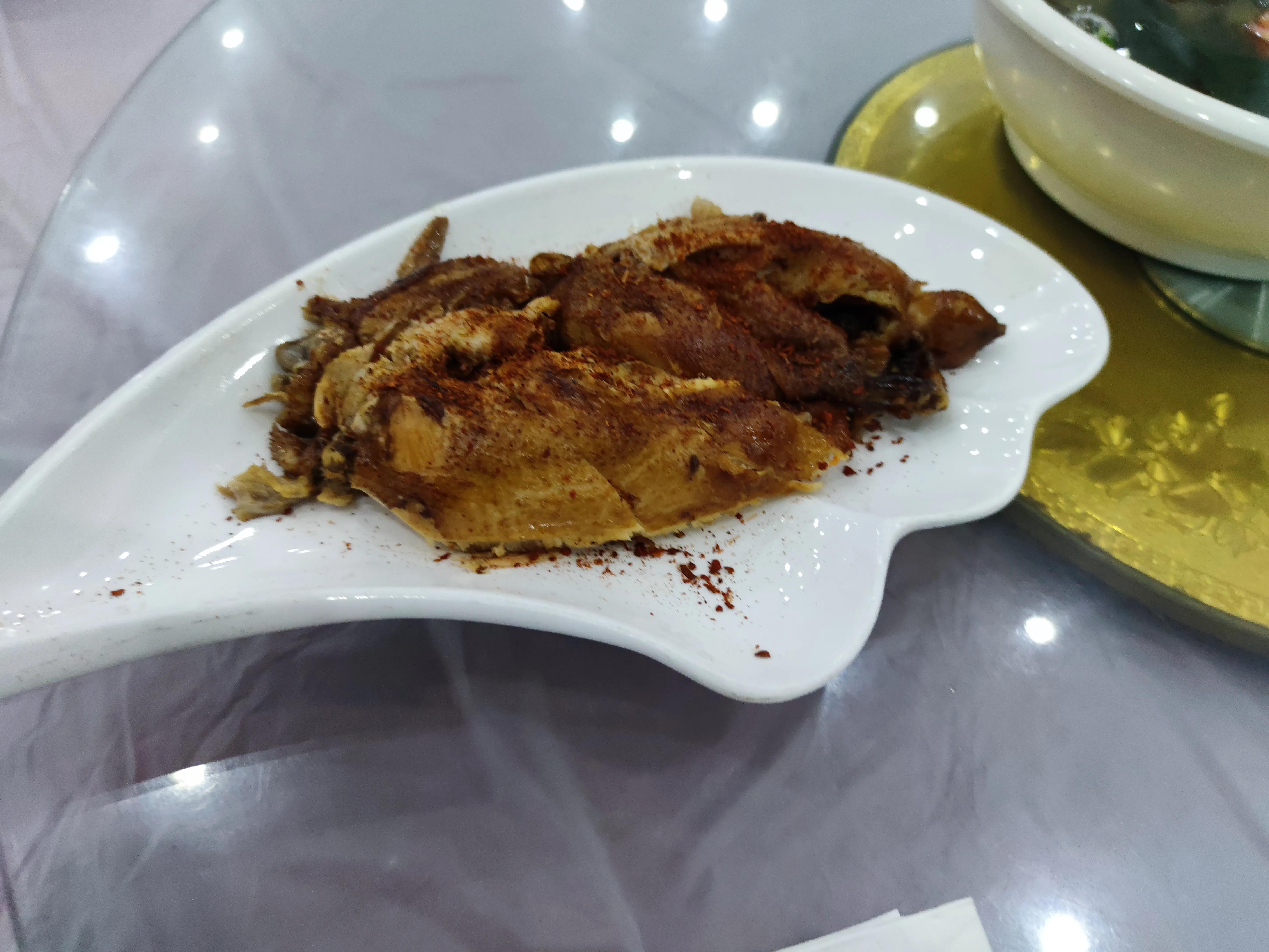 东北小伙吃自助餐视频,东北小伙街头采访吃自助餐