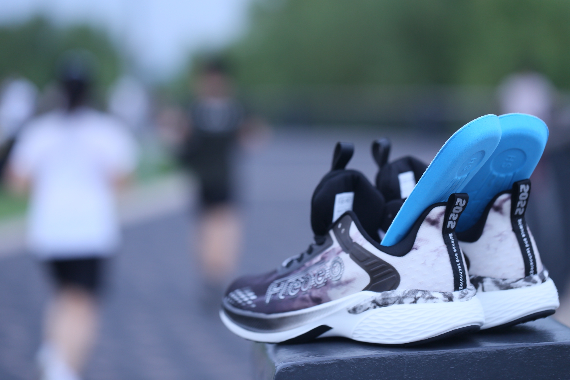 鞋子加智能芯片会有什么体验？坲洛一奥智能跑鞋