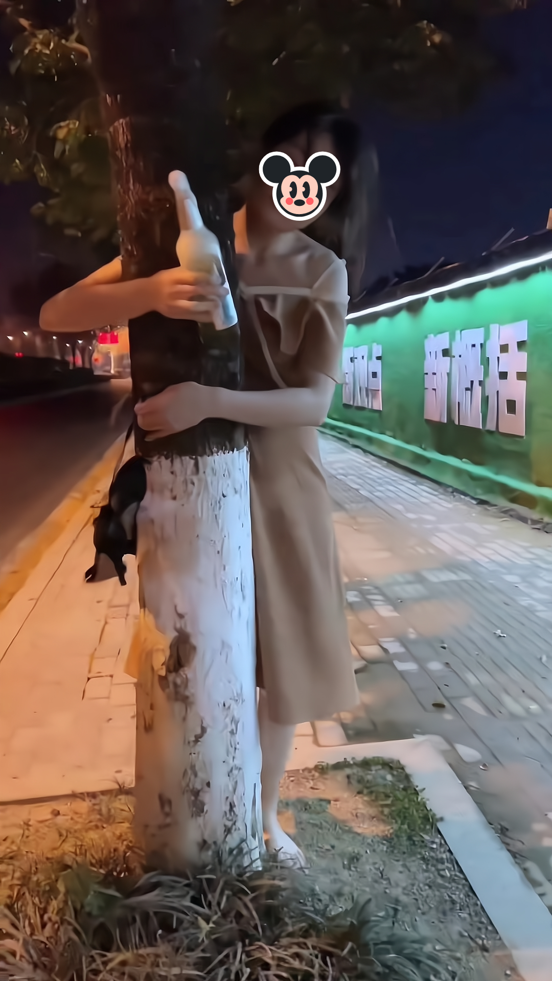 女子在街头买醉,女孩深夜去酒吧买醉后续