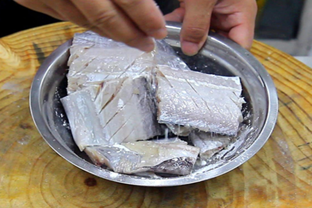 黑眼睛带鱼与黄眼睛带鱼的区别,带鱼大眼睛的好还是小眼睛的好