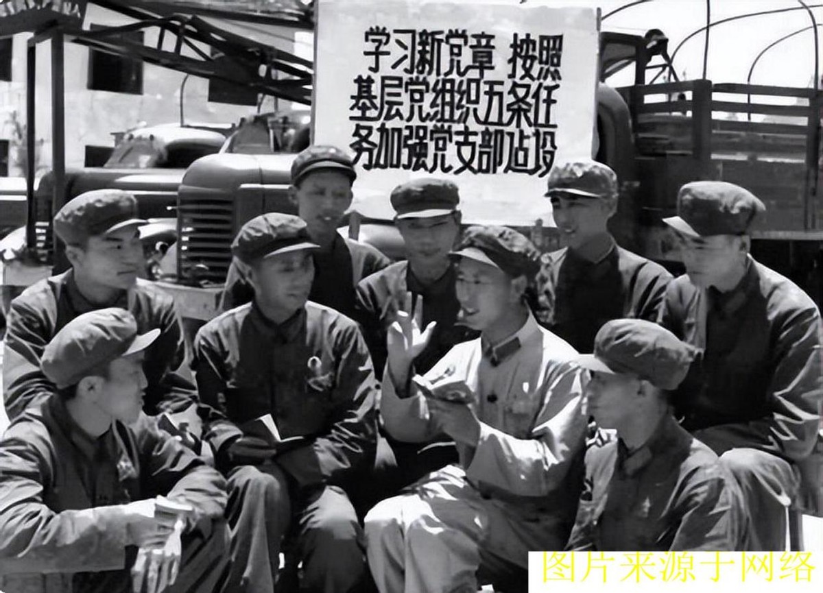 1977年，弟弟过兵检却落选，每天到武装部晃悠，人生却因此而改变