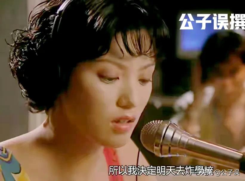 她拒绝登上情色杂志的封面，转身一脱成名，如今专演八路军女战士