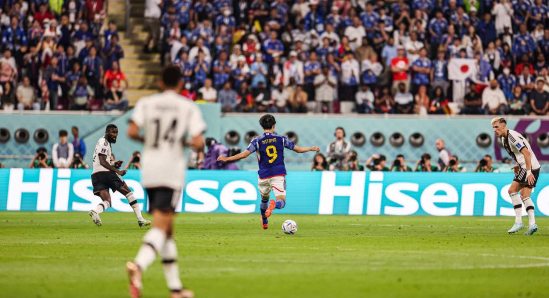 日本队全员冲入场内如同夺冠，日媒滑跪庆祝：史诗级巨人杀