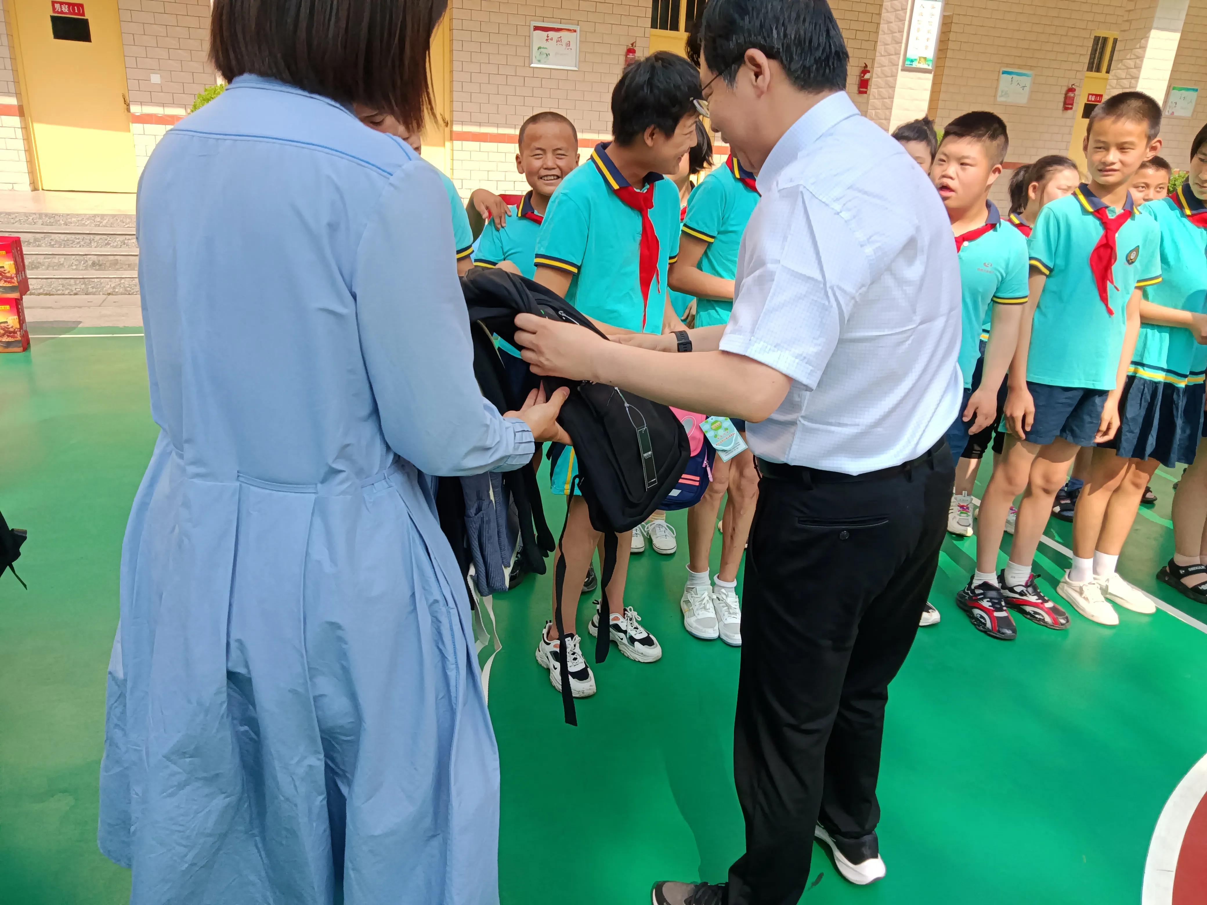 爱心助学庆六一活动,情暖童心共筑未来庆六一关爱活动