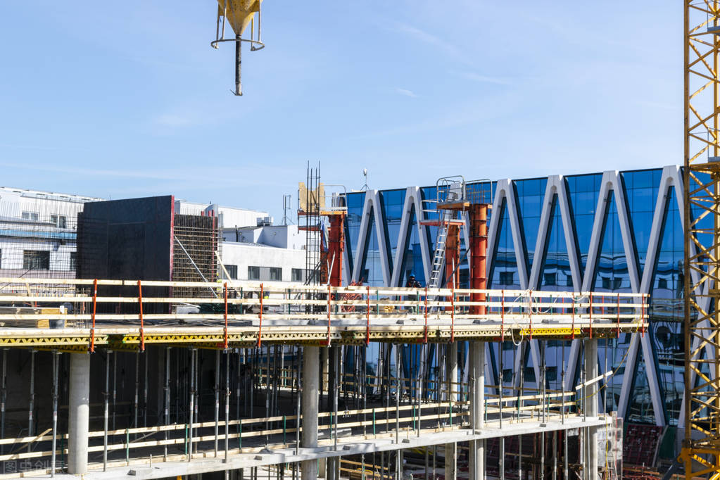 建筑机器人取代人工视频,智能机器人现身建筑工地