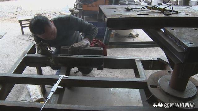 美国大叔发明搬砖神器,90后小伙发明搬砖神器