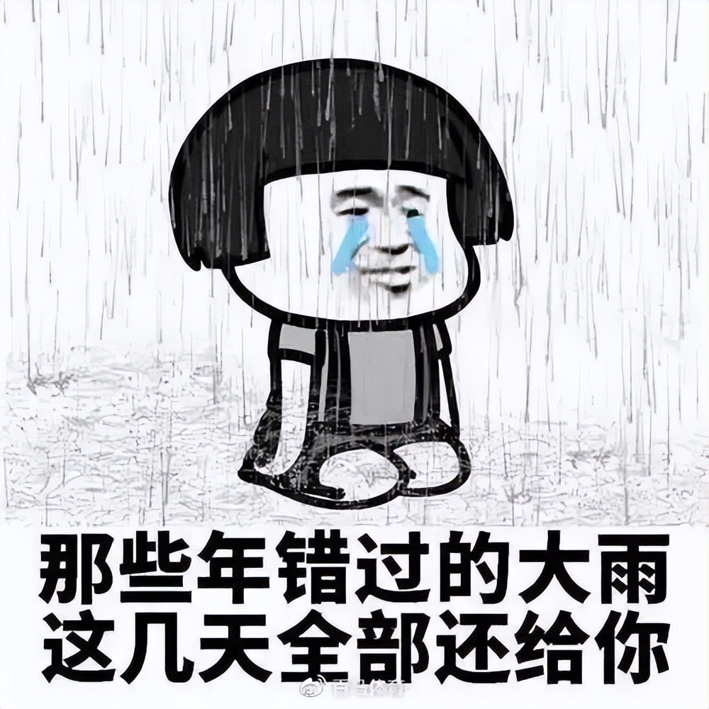 大雨浇不灭热爱!冒雨踢球太燃了吧