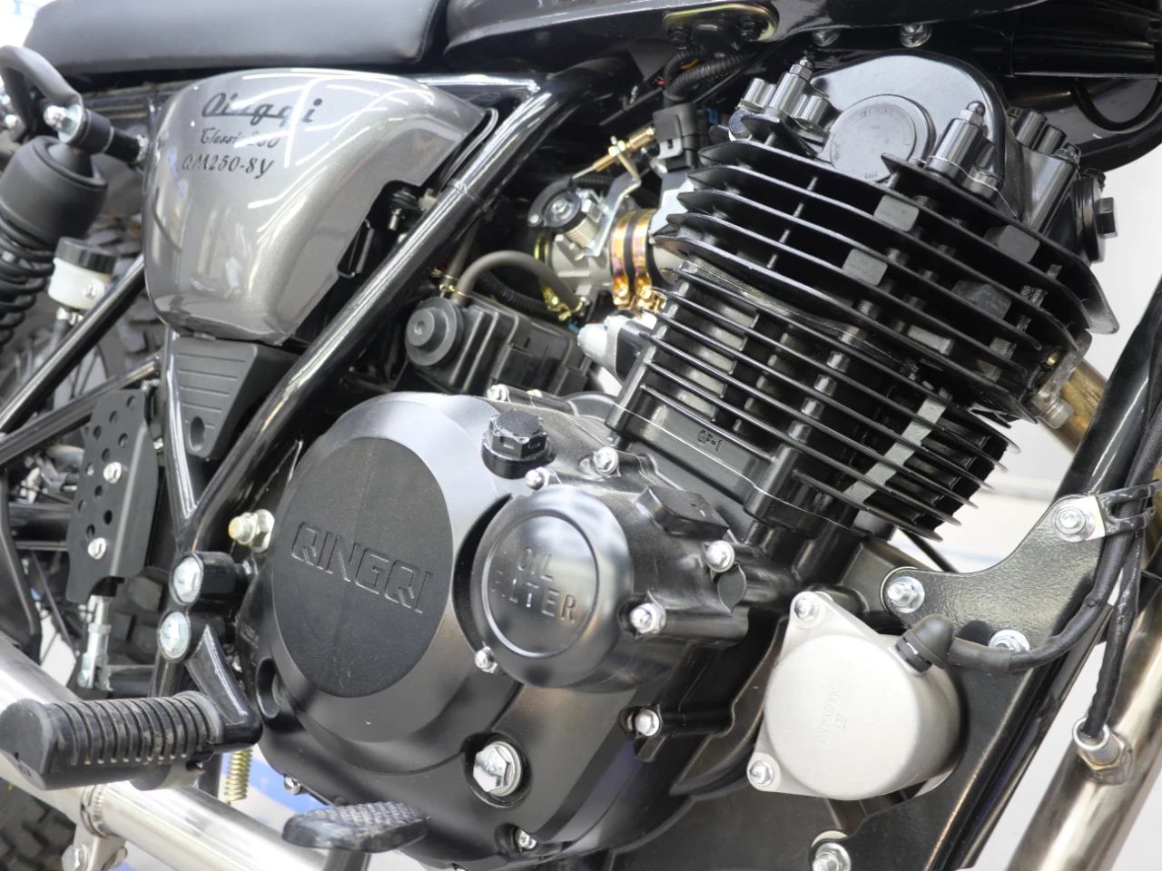 轻骑铃木250cc摩托车,推荐有性能又好看的复古车