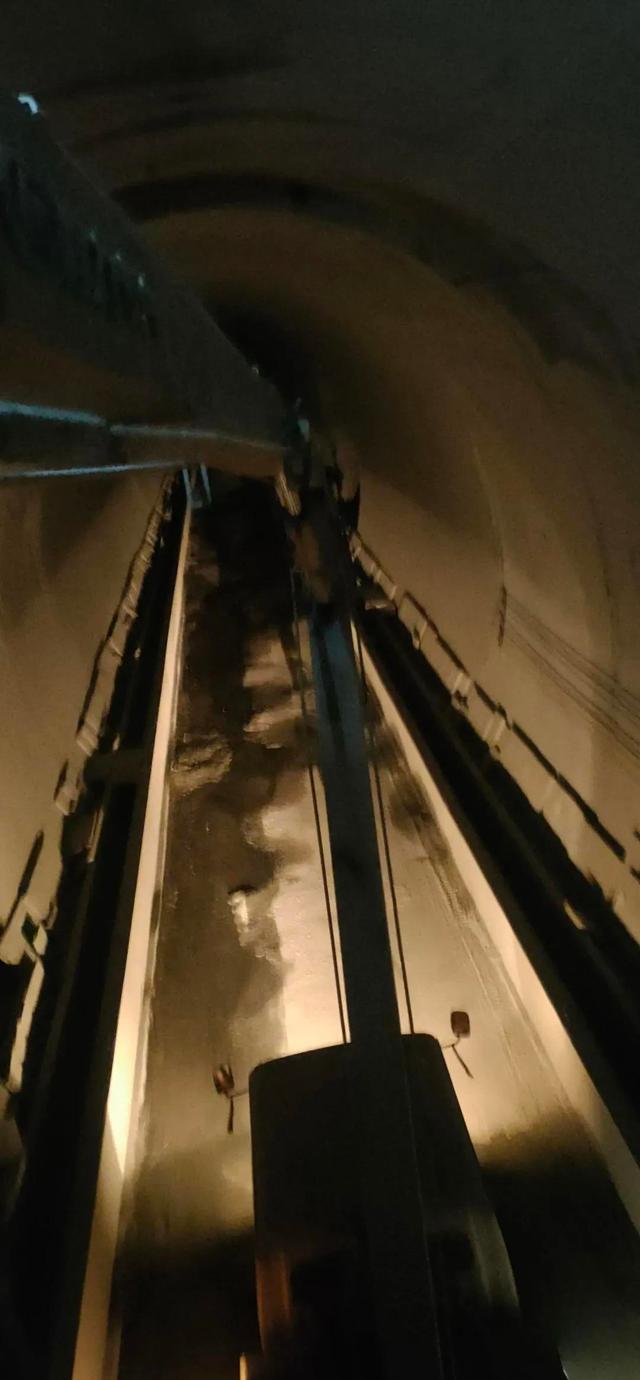 女主管换了新电脑，她把旧的送给了我，我抬回家打开影库