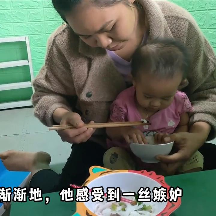 妈妈照顾小孩子和小猴子,妈妈让小猴子照顾孩子