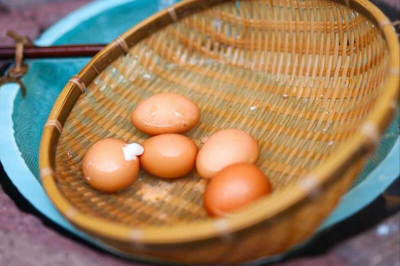 你知道如何煮鸡蛋蛋壳一碰就掉吗,煮鸡蛋放什么在里面煮鸡蛋不破