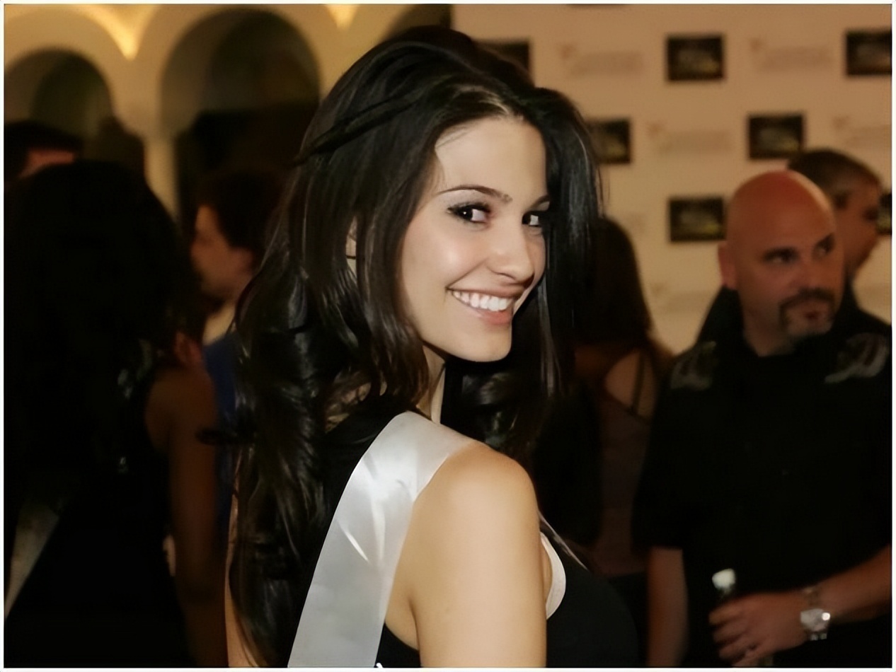 美籍亚医年入320万美金,妻子却飞往世界各地做应召女郎,缺钱?