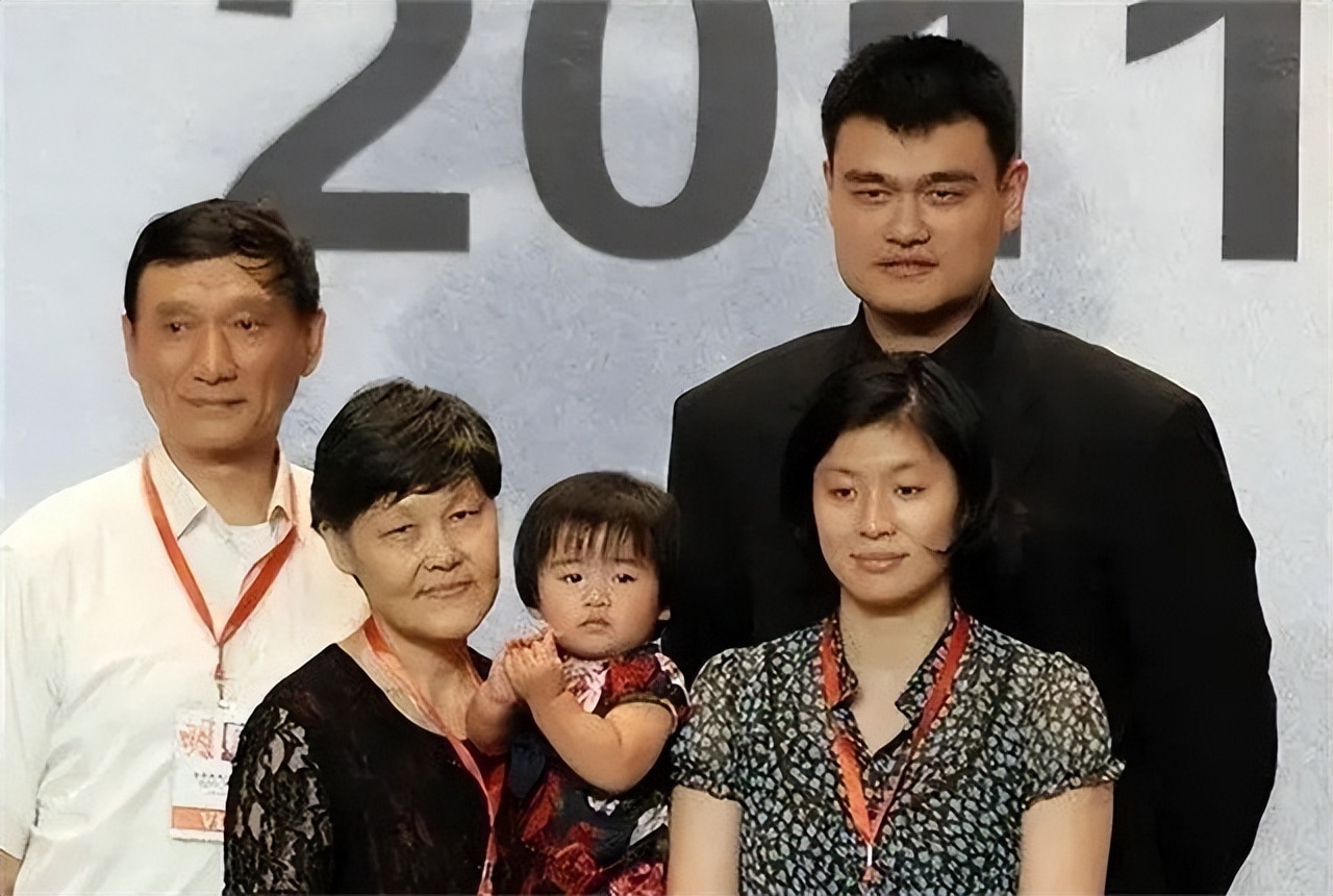 姚明和妻子叶莉近照 (姚明老婆叶莉个人资料简介)