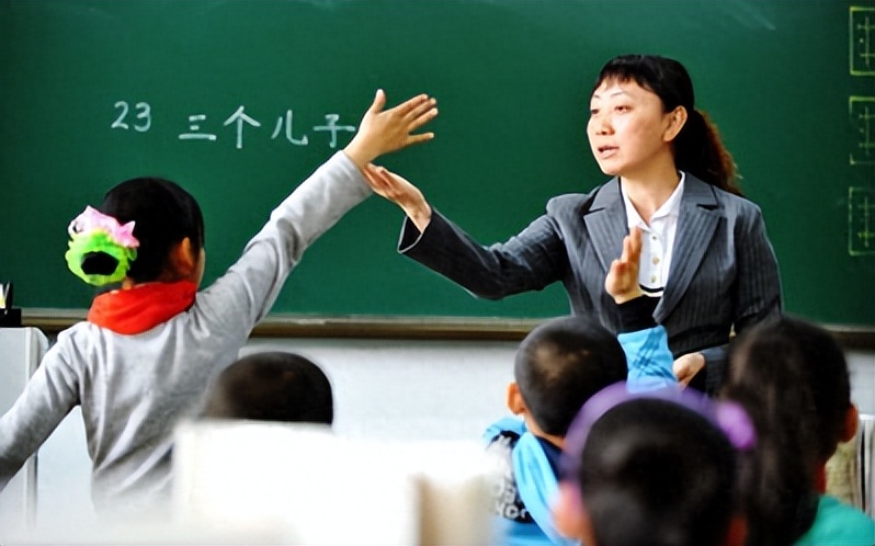 变态老头猥亵10岁女孩，被抓时拉链都没关，称：就摸了怎么样？