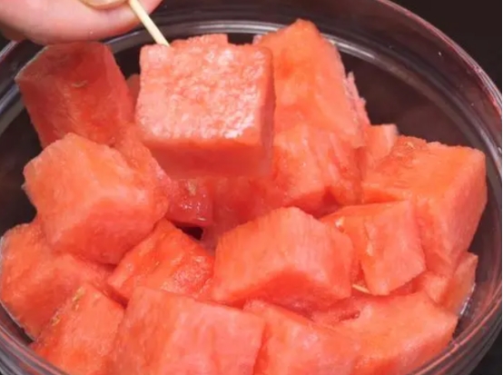 吃不完的西瓜怎么保存才正确教你,吃不完的西瓜保存小妙招