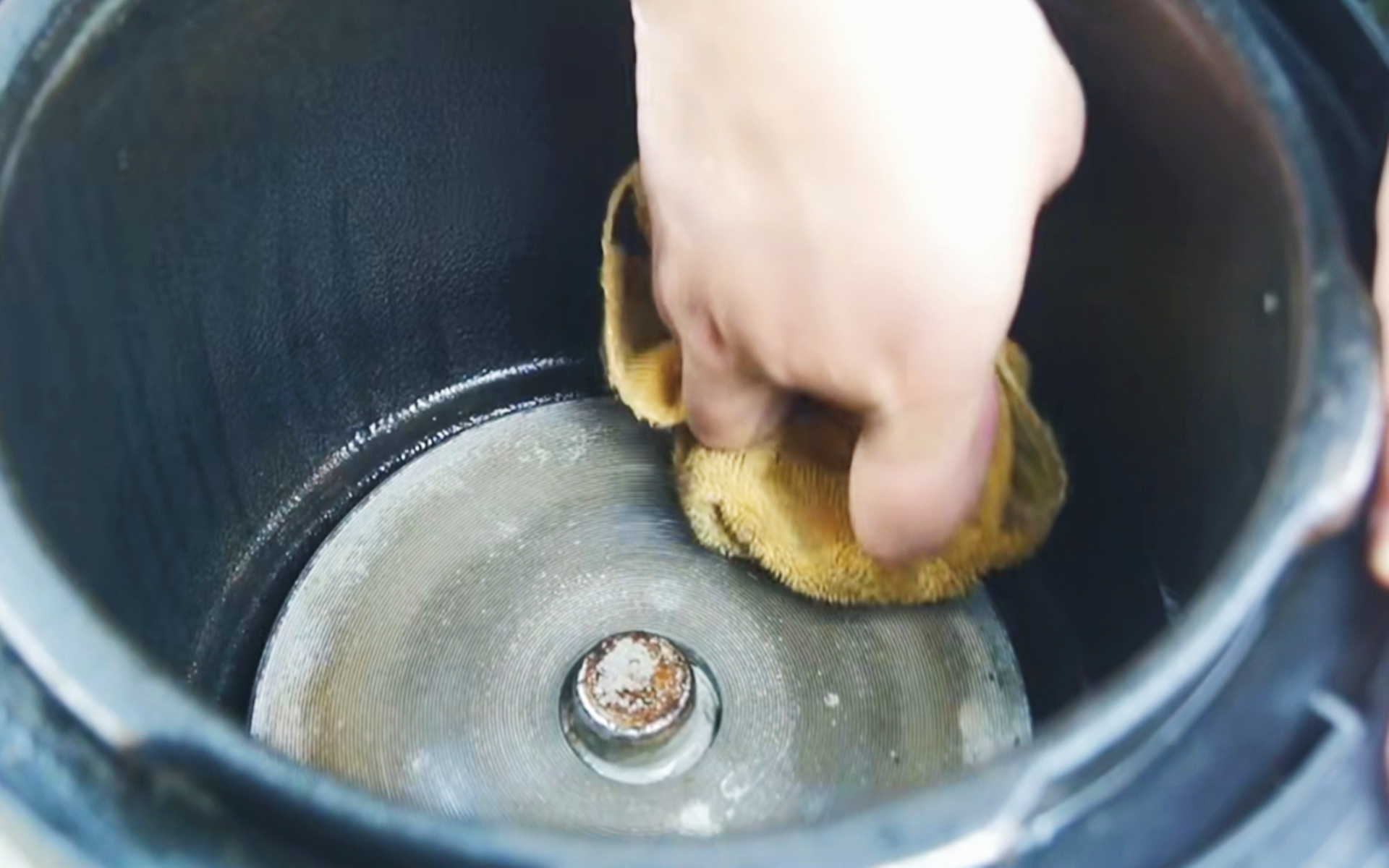 电饭煲脏了怎么才能快速的变干净,电饭煲清洗方法和技巧大全