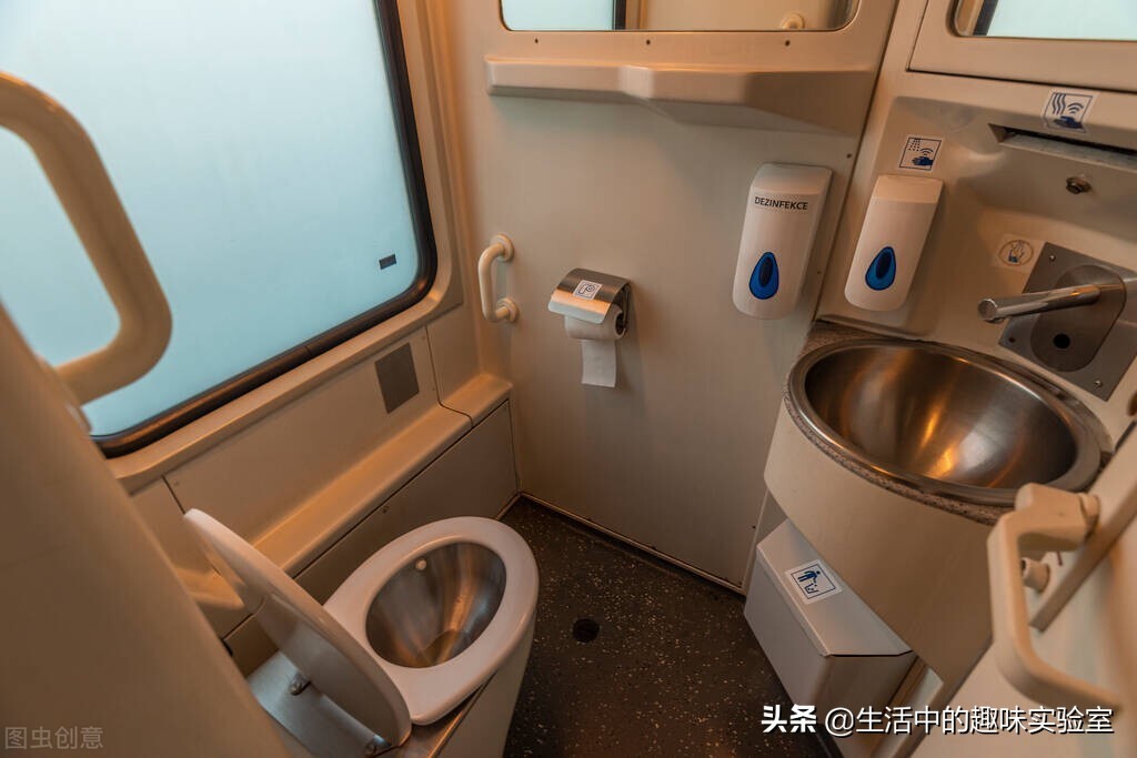 火车排泄物去哪了,火车的厕所的排泄物怎么处理