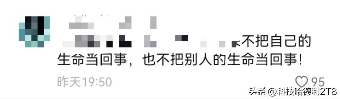 一对男女在马路中央打羽毛球,夜晚两人在马路上打羽毛球